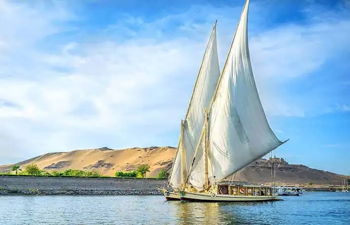 جولة الفلوكة الشراعية عند غروب النيل في أسوان